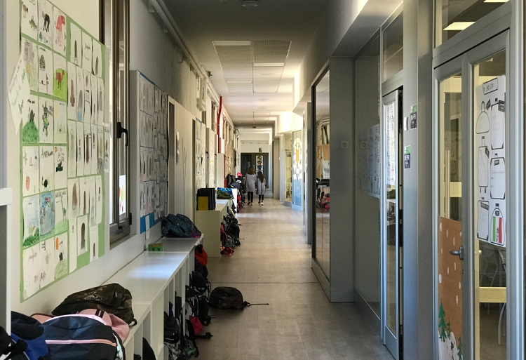 Two students walk down a corridor at Escola Pia Sarrià school in Barcelona on February 15, 2022 (by Gerard Escaich Folch)